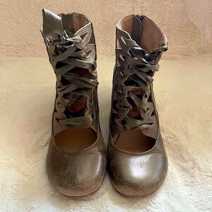 Gee Wawa lace up booties size 6